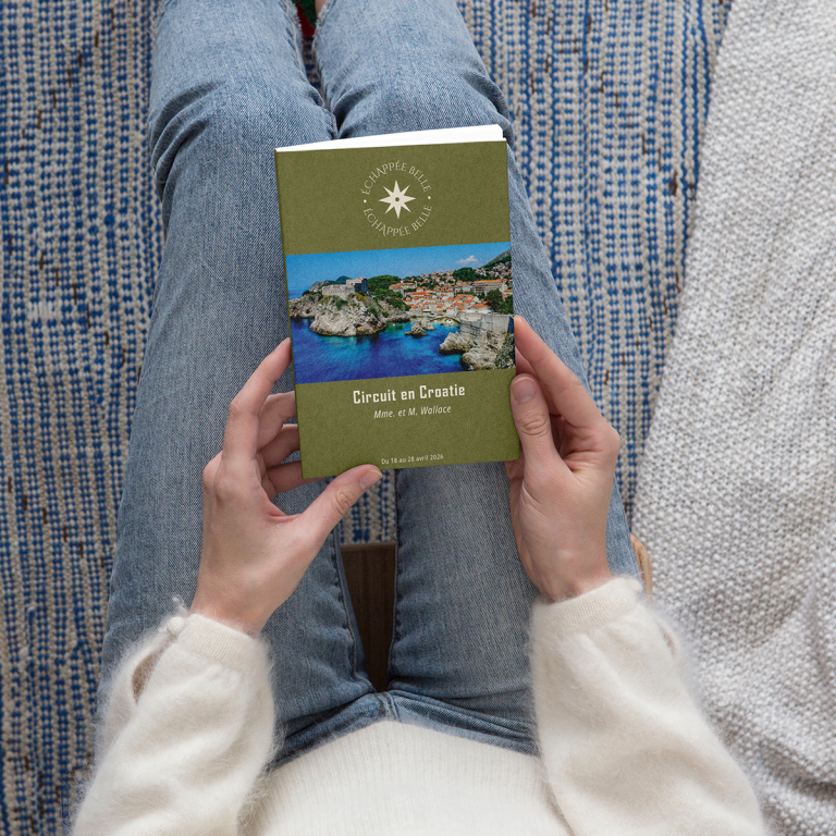 Identité visuelle organique et moderne pour une agence de voyages haut de gamme