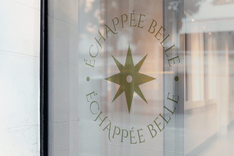 Identité visuelle organique et moderne pour une agence de voyages haut de gamme