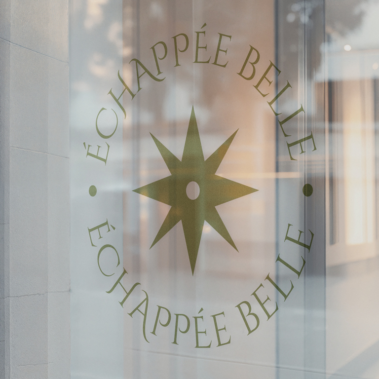 Identité visuelle organique et moderne pour une agence de voyages haut de gamme